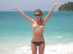 Beach amateurs topless - young girls no.09  38/44