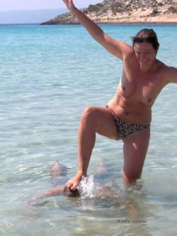 Beach amateurs topless - young girls no.09  44/44