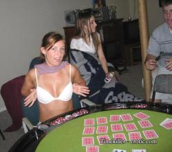 Amateurs girl playing strip poker no.01  39/48