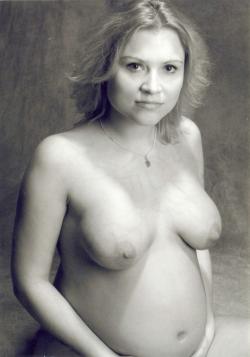 Pregnant wife posing 4/8