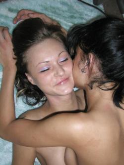 Pikotop - brunette amateur lesbians  63/100