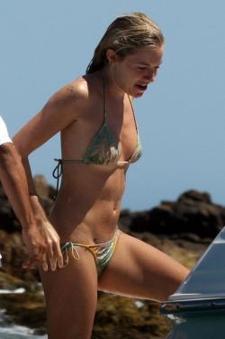 Celeb - sienna miller topless at the beach 10/27