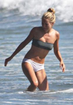 Celeb - sienna miller topless at the beach 12/27