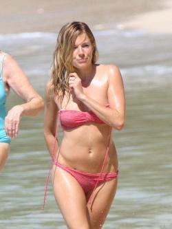 Celeb - sienna miller topless at the beach 17/27