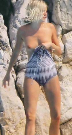 Celeb - sienna miller topless at the beach 23/27