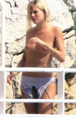 Celeb - sienna miller topless at the beach 24/27