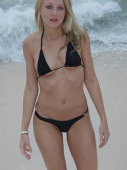 Girlfriend in micro bikini at beach 28/48