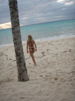 Girlfriend in micro bikini at beach 26/48