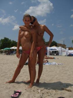 Pikotop - very nice girls naked at beach 27/85
