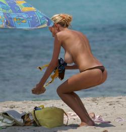 Pikotop - very nice girls naked at beach 58/85