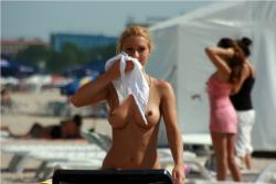 Pikotop - very nice girls naked at beach 65/85