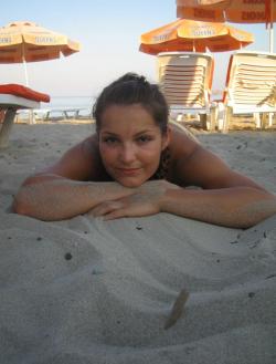 Young amateur nude girl on holiday  32/34