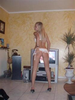 Amateur blonde loves to blow 6/11