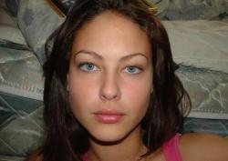 Brunette shows her hot body 2/19