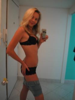 Amateur hottie shows her sexy body 13/131