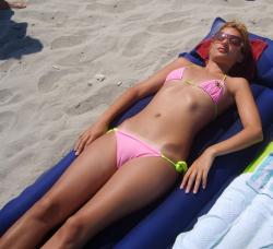 Beach bikini cameltoe 6 (amateur) 8/15