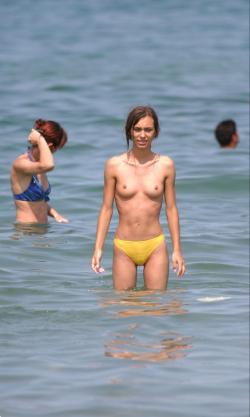 Beach topless cameltoe 2 (amateur)  15/19