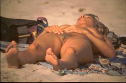 Nudist at the beach 34/58
