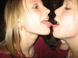 Fantastic kissing girls no.01 12/30