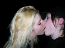Fantastic kissing girls no.01 23/30