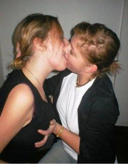 Amateur lesbian kisses 01 25/43