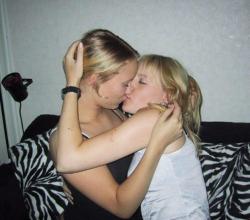 Amateur lesbian kisses 03 99/143