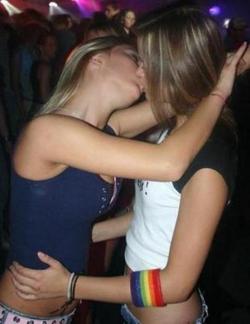 Amateur lesbian kisses 03 102/143