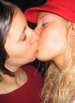 Amateur lesbian kisses 03 131/143