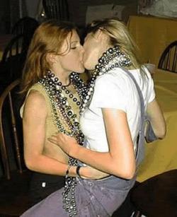 Amateur lesbian kisses 03 134/143