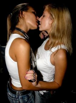 Amateur lesbian kisses 03 139/143