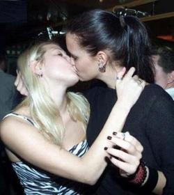 Amateur lesbian kisses 03 142/143