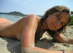 Pretty girl topless at beach  25/33