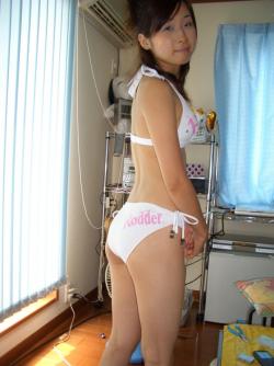 Cute asian girl showing her pussy 6/14