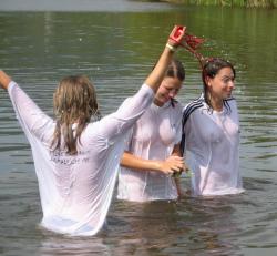 Funny girls on lake in wet shirts 9/33