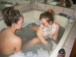 Pikotop - lesbians shaving in bathtub  33/40