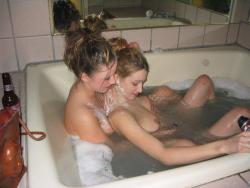 Pikotop - lesbians shaving in bathtub  39/40