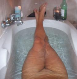 Blonde fun in the tub  7/11
