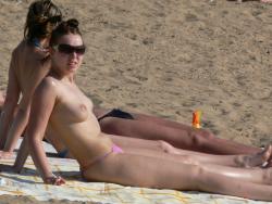 Spying on topless russian beach hottie (un)aware  (32 pics)