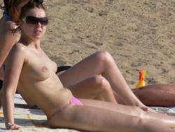 Spying on topless russian beach hottie (un)aware   28/32