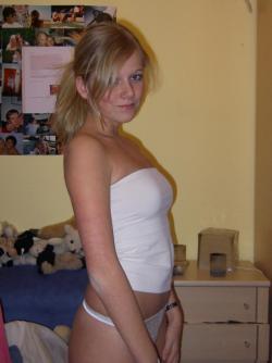 Hot teen gf posing  33/46