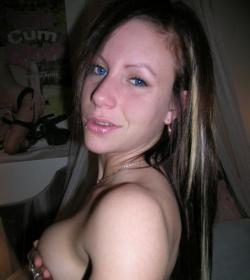 Nice brunette girlfriend naked at home 18/94