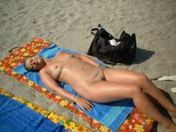 A good nudist beach makes me horny  26/50