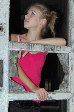 Pikotop - girlfriend naked pose in ruined building 25/72
