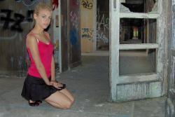 Pikotop - girlfriend naked pose in ruined building 31/72