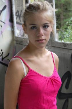 Pikotop - girlfriend naked pose in ruined building 40/72