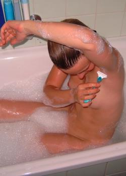 Amateur teen babe shaving in bathtub 1/9