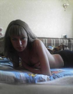 Russian blonde cutie mobile phone selfshot 1/12