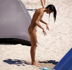 Hot romanian girl naked at the beach 4/17