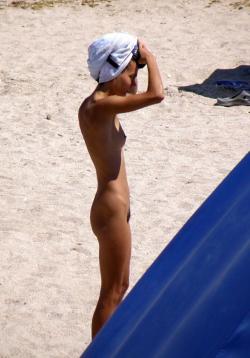 Hot romanian girl naked at the beach 14/17