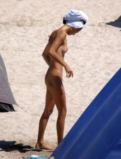 Hot romanian girl naked at the beach 15/17